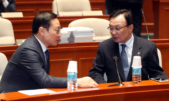 이해찬 민주당 대표(오른쪽)와 홍영표 원내대표가 21일 국회에서 열린 정책 의원총회에서 이야기를 나누고 있다. 연합뉴스